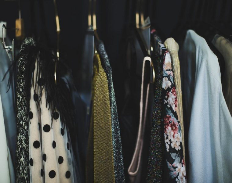 system-usporiadania-veci-v-satniku