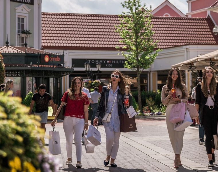 Prechádzka ako v európskych metropolách: Letné nočné nákupy v Designer Outlet Parndorf - každý štvrtok a piatok do 21:00h Prechádzka ako v európskych metropolách: Letné nočné nákupy v Designer Outlet Parndorf - každý štvrtok a piatok do 21:00h